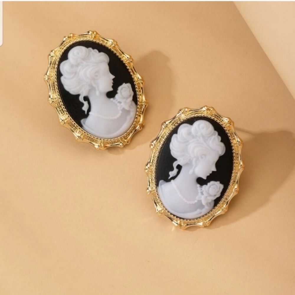 *Page** Cameo Post Earrings - Picture 3 of 3